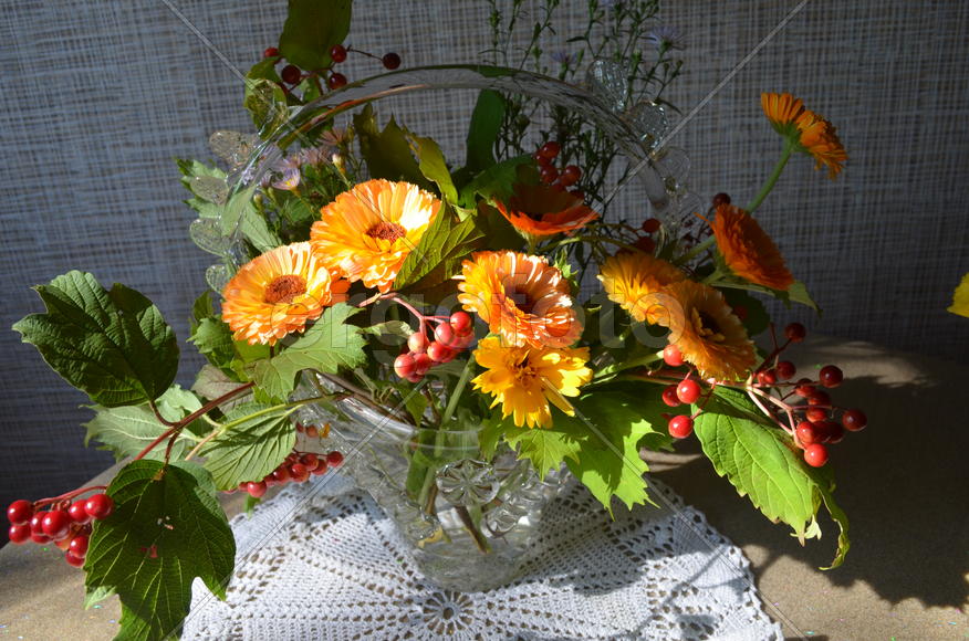 Букет цветов в стеклянной вазе 