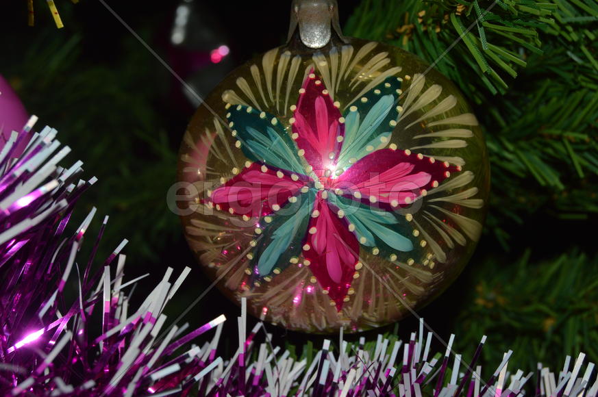 Старая советская игрушка на искусственной елке 