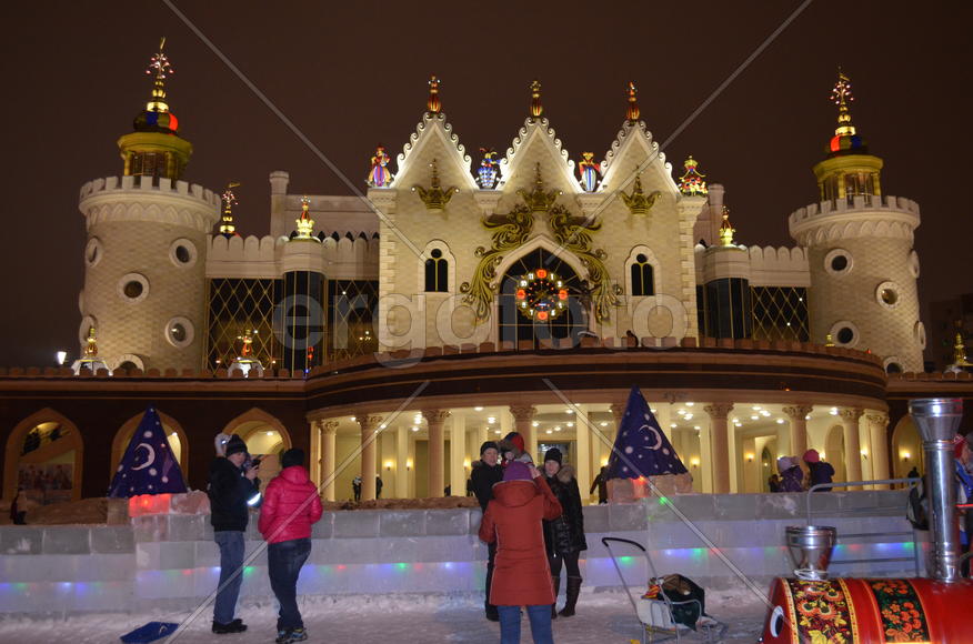 Ледяные ступени у кукольного театра