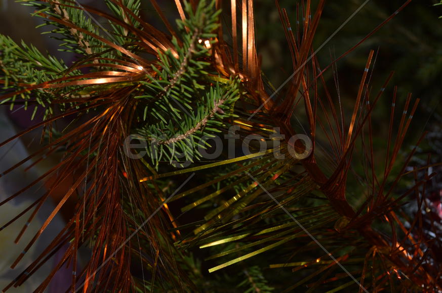 Елочная игрушка на елке 