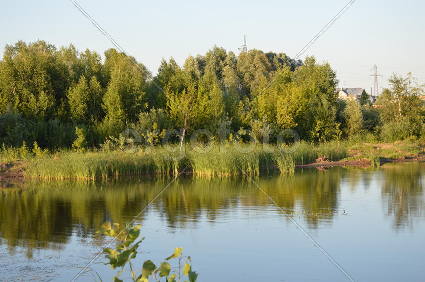 Пейзаж озера с отражением на воде 