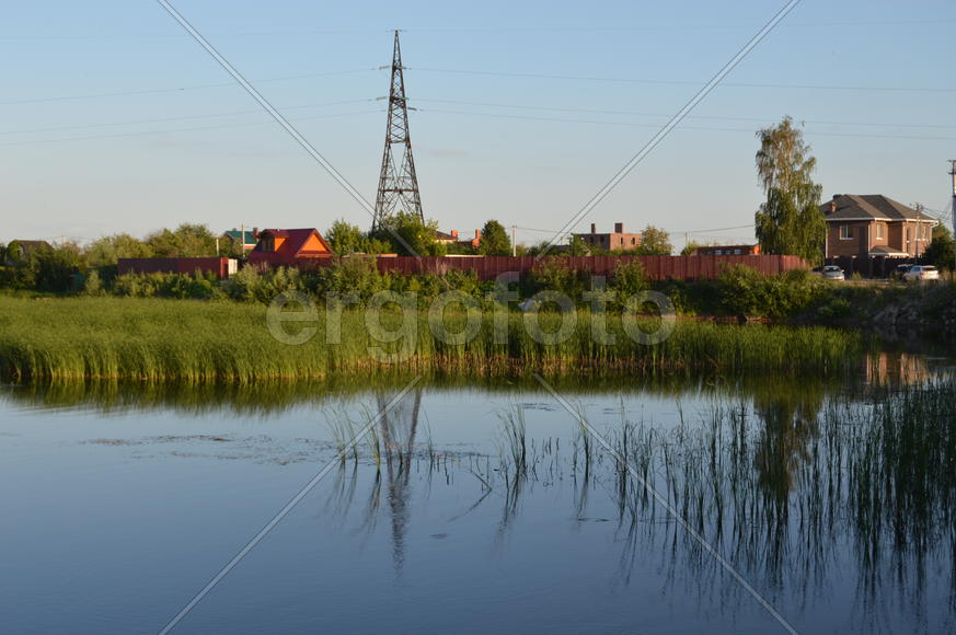 Пейзаж озера с отражением на воде 