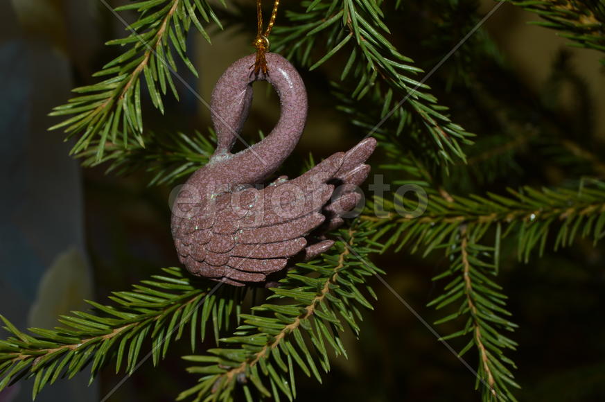 Елочная игрушка на елке 