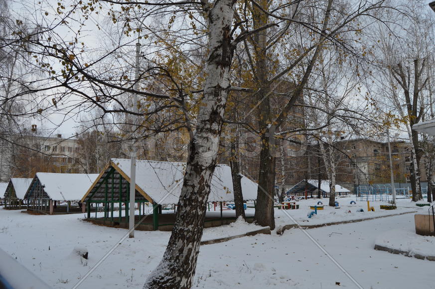 Опустевшие детские площадки в снегу 