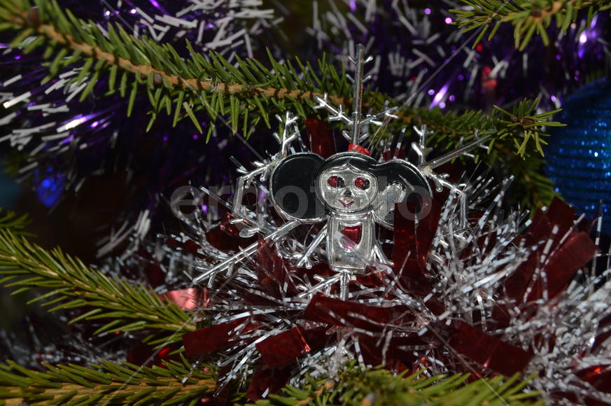 Елочная игрушка на елке 