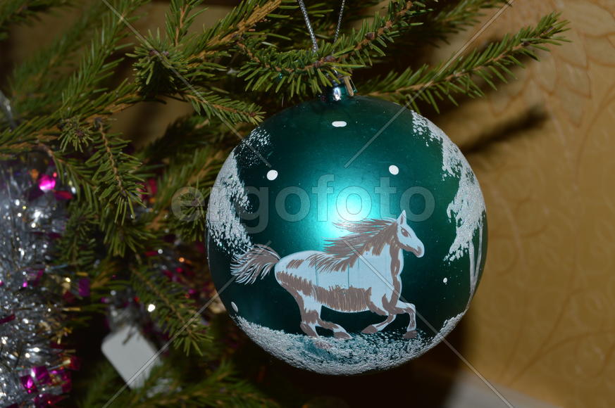 Елочная игрушка на елке 