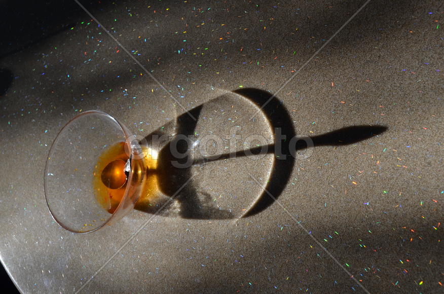 Розетка с ложкой и тень в виде стрелы