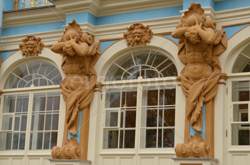 Царское Село. Екатерининский дворец. Скульптура на парадном фасаде  