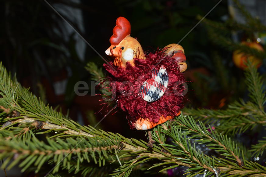 Елочная игрушка на елке 