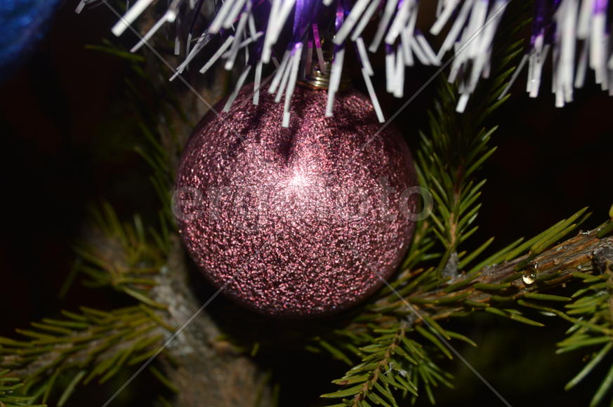 Елочная игрушка на елке 