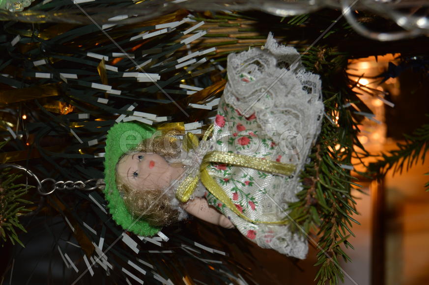 Елочная игрушка на елке 