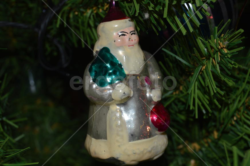 Старая советская игрушка на искусственной елке 