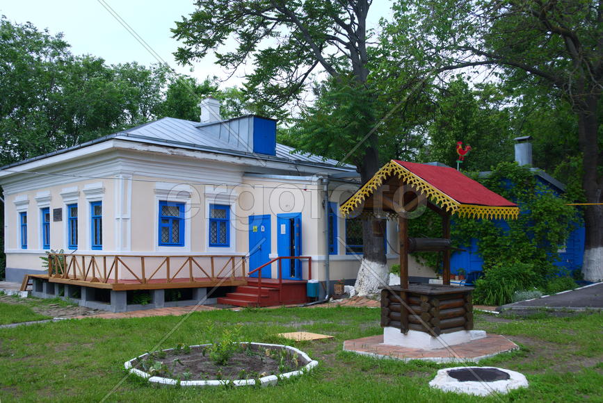 Дом раскрашенный яркими красками 