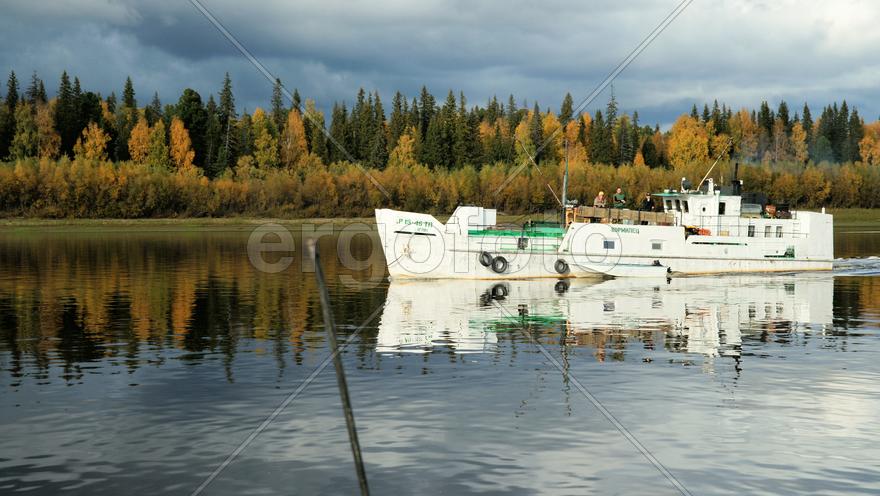Пейзаж с теплоходом