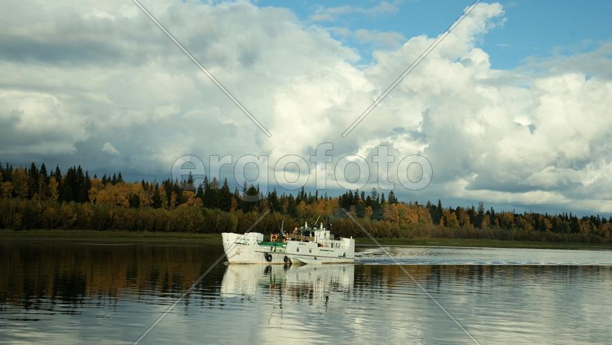 Пейзаж с теплоходом
