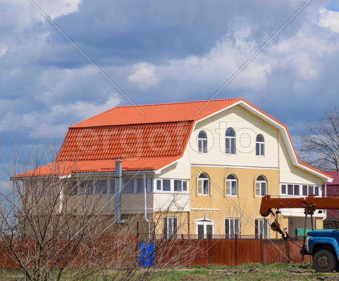 The roof of corrugated sheet on the houses. 