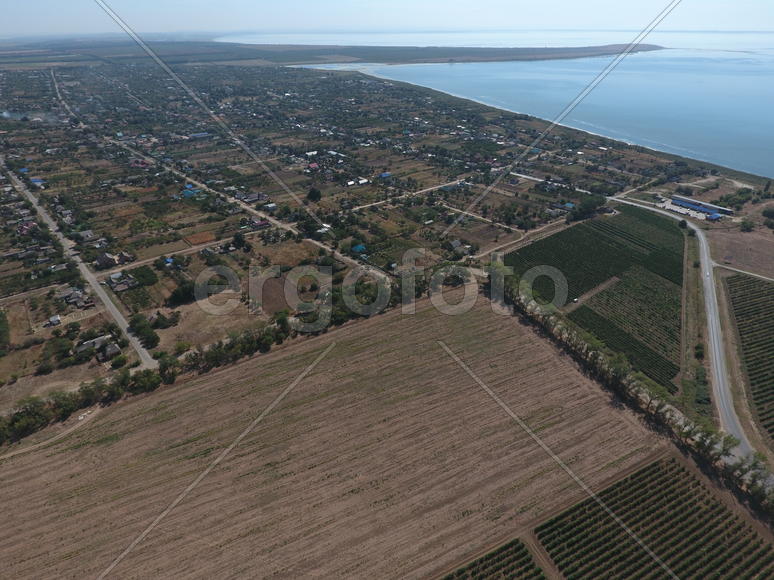 Вид сверху на маленькую деревню. 