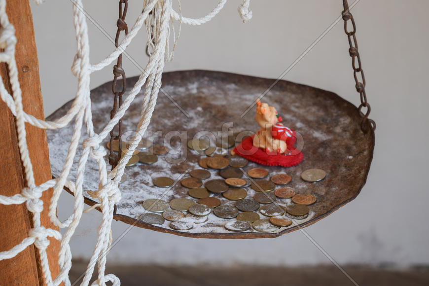 Монеты в муке на весах. Рубли и копейки. Деньги на весах.