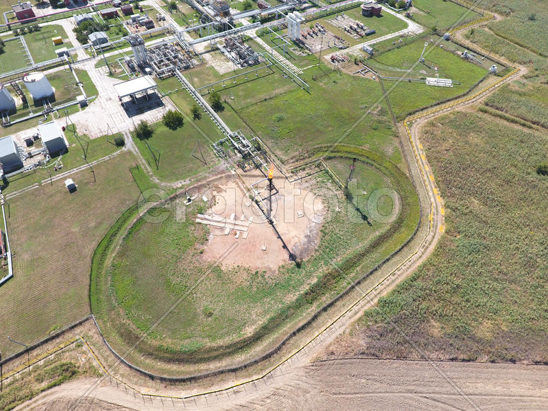 Аэросъемка. АЗС вспышки недалеко от нефтепереработки.