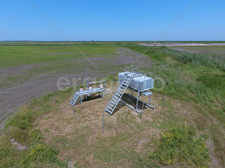 Equipment of an oil well. Shutoff valves and service equipment.