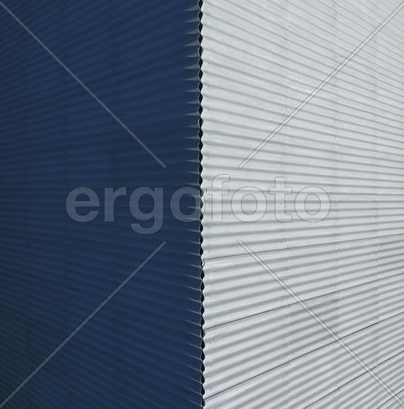 Вид сверху на крышу дома. Шифер - кровельный материал 