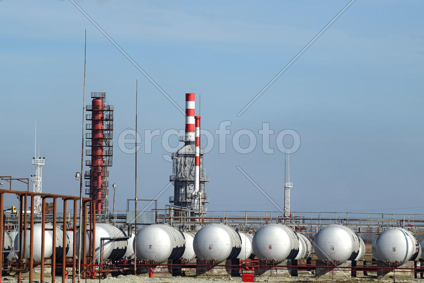 Overpass loading of oil products and fuel storage vessels. The equipment at the refinery