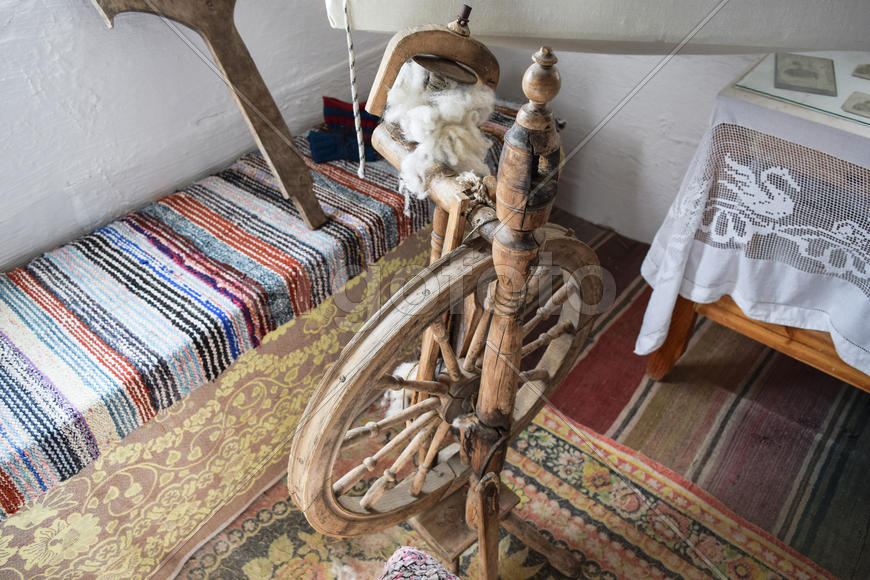 Древняя прялка начала 20-го века.