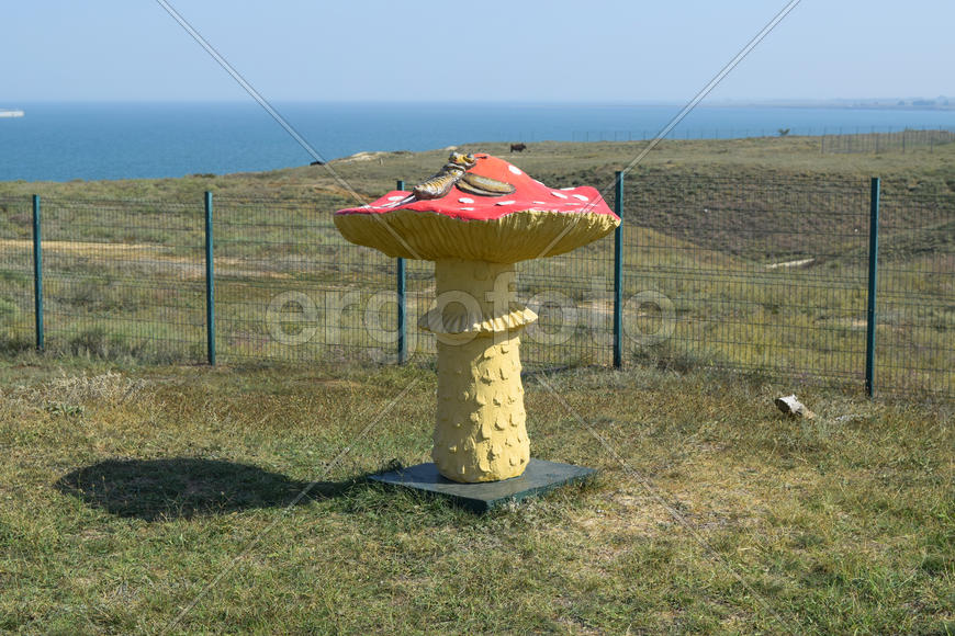 Пластиковая фигурка гриба в саду 