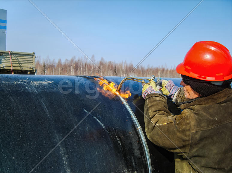 Сварка и монтаж трубопровода. Сварщики промышленные рабочие и монтажники.