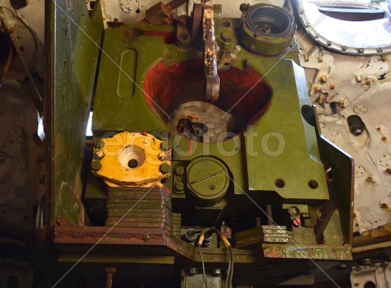 Машинами и деталями внутри бака кабины