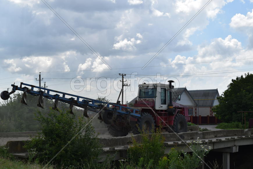 Trailer Hitch for tractors and combines. Trailers for agricultural machinery.