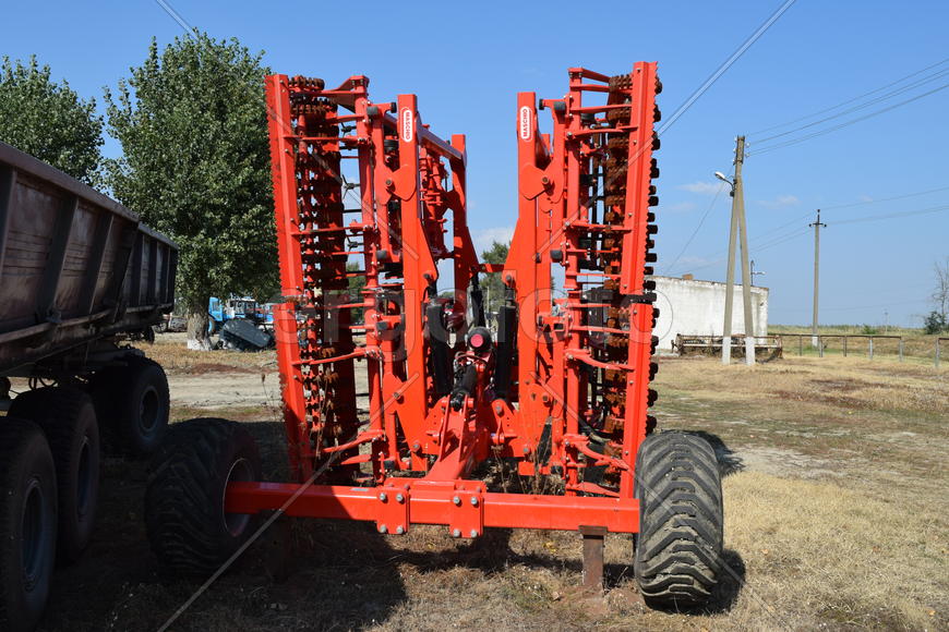 Trailer Hitch for tractors and combines. Trailers for agricultural machinery.