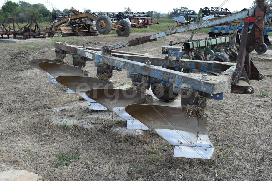 Trailer Hitch for tractors and combines. Trailers for agricultural machinery.
