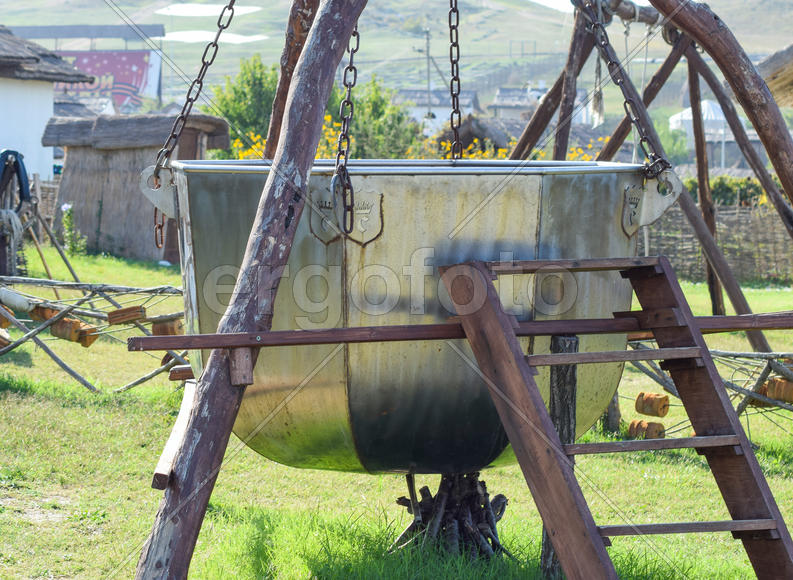 Железный поддон с теплой водой на огне