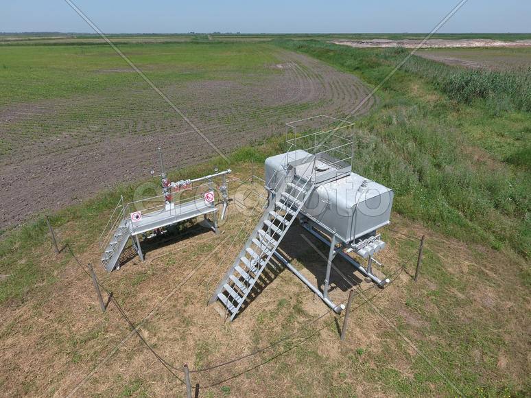 Equipment of an oil well. Shutoff valves and service equipment.