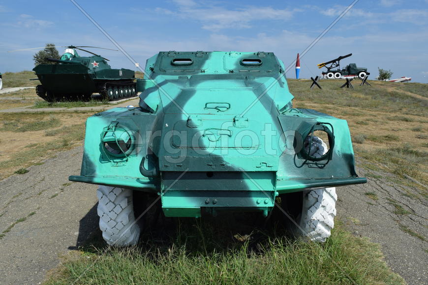 Боевая машина пехоты. Военный автомобиль для солдат на поле боя.