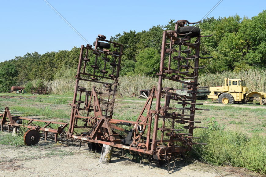 Trailer Hitch for tractors and combines. Trailers for agricultural machinery.