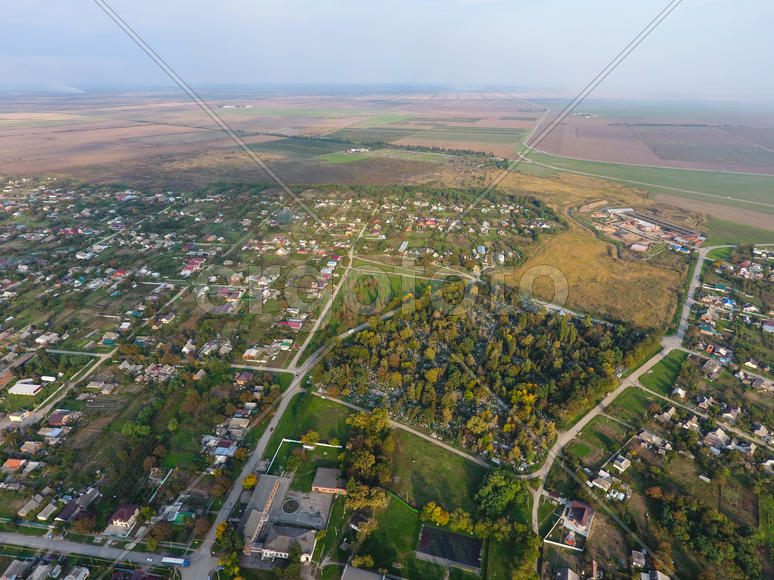 Вид сверху на маленькую деревню. Аэросъемка 