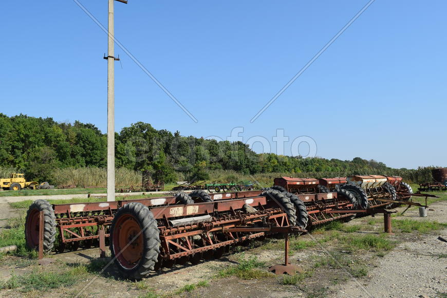 Trailer Hitch for tractors and combines. Trailers for agricultural machinery.