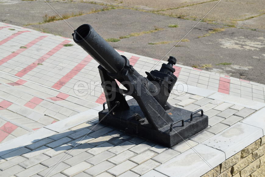 Черный пистолет в музей под открытым небом. Антикварное оружие пистолеты