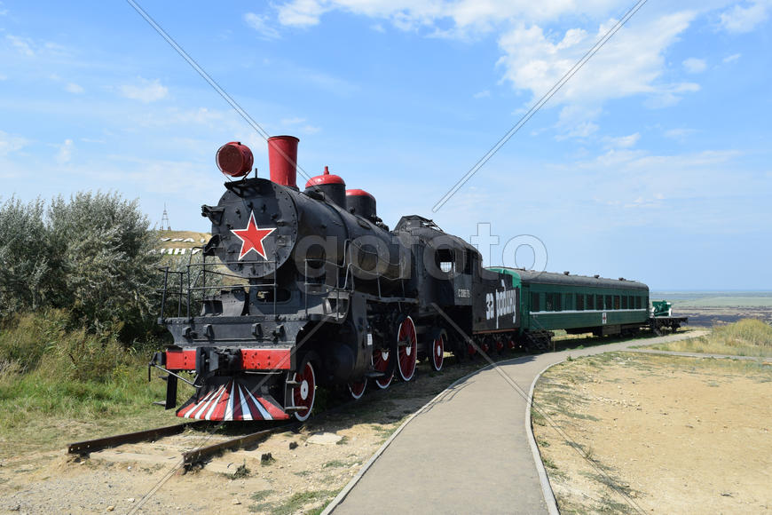Старый паровоз в музей под открытым небом. 
