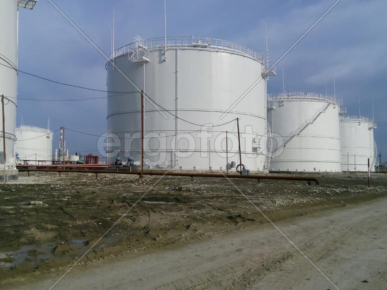 Storage tanks for petroleum products. Equipment refinery                             