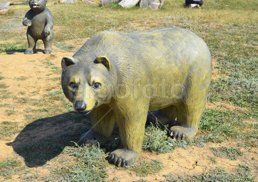 Декоративная фигурка мишки в саду 