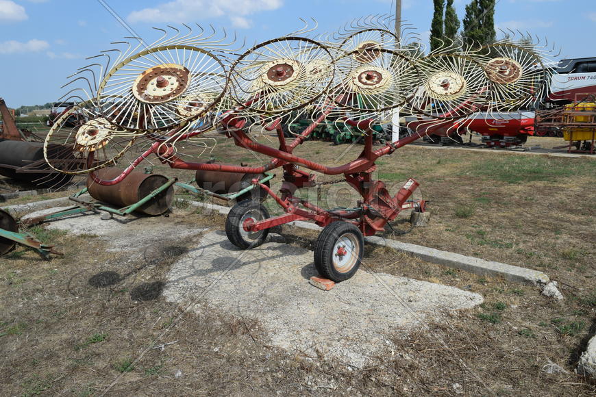 Trailer Hitch for tractors and combines. Trailers for agricultural machinery.