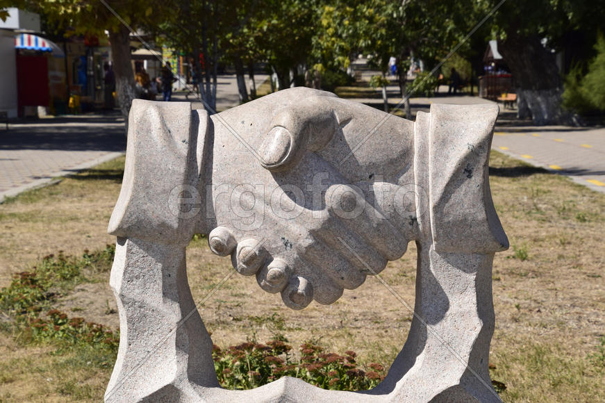 Рукопожатие скульптуры. Символ дружбы и сотрудничества.