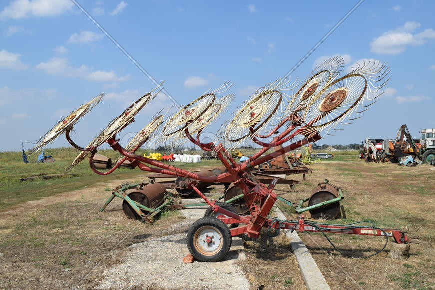 Trailer Hitch for tractors and combines. Trailers for agricultural machinery.