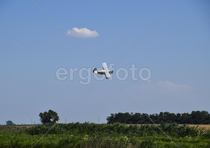 Самолет сельскохозяйственной авиации АН-2. Распыление удобрений и пестицидов