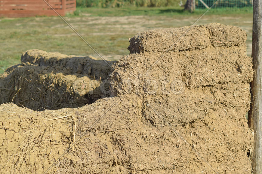 Старая глинобитная стена крупным планом в солнечный день. 