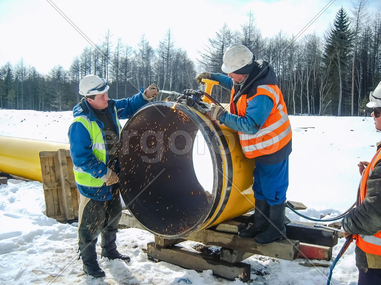Сварка и монтаж трубопровода. Сварщики промышленные рабочие и монтажники.