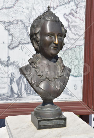 Бронзовая статуя императрицы Екатерины II.